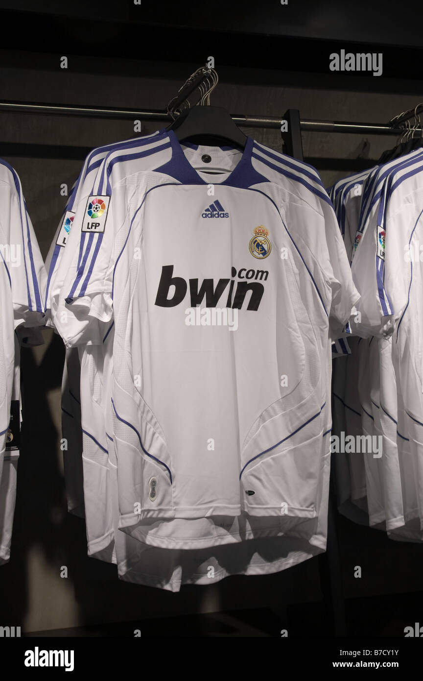 Real Madrid Fußballtrikot im Bernabéu-Stadion-Shop, Madrid, Spanien  Stockfotografie - Alamy