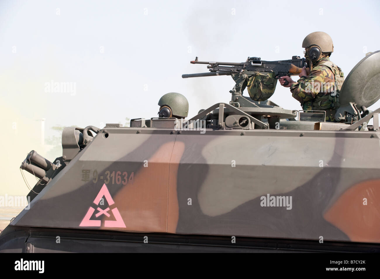 Nahaufnahme von A taiwanesischen Soldaten feuern A Machine Gun In A CM22 gepanzerte Träger, Taiwan Stockfoto