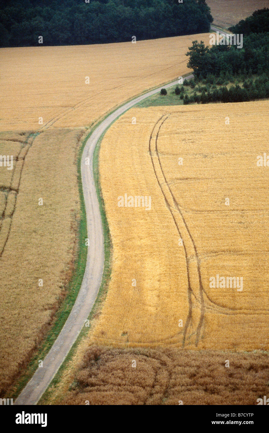Ländliche Straße & Bauernhof Felder betrachtet aus Heißluftballon, Region Burgund, Frankreich Stockfoto