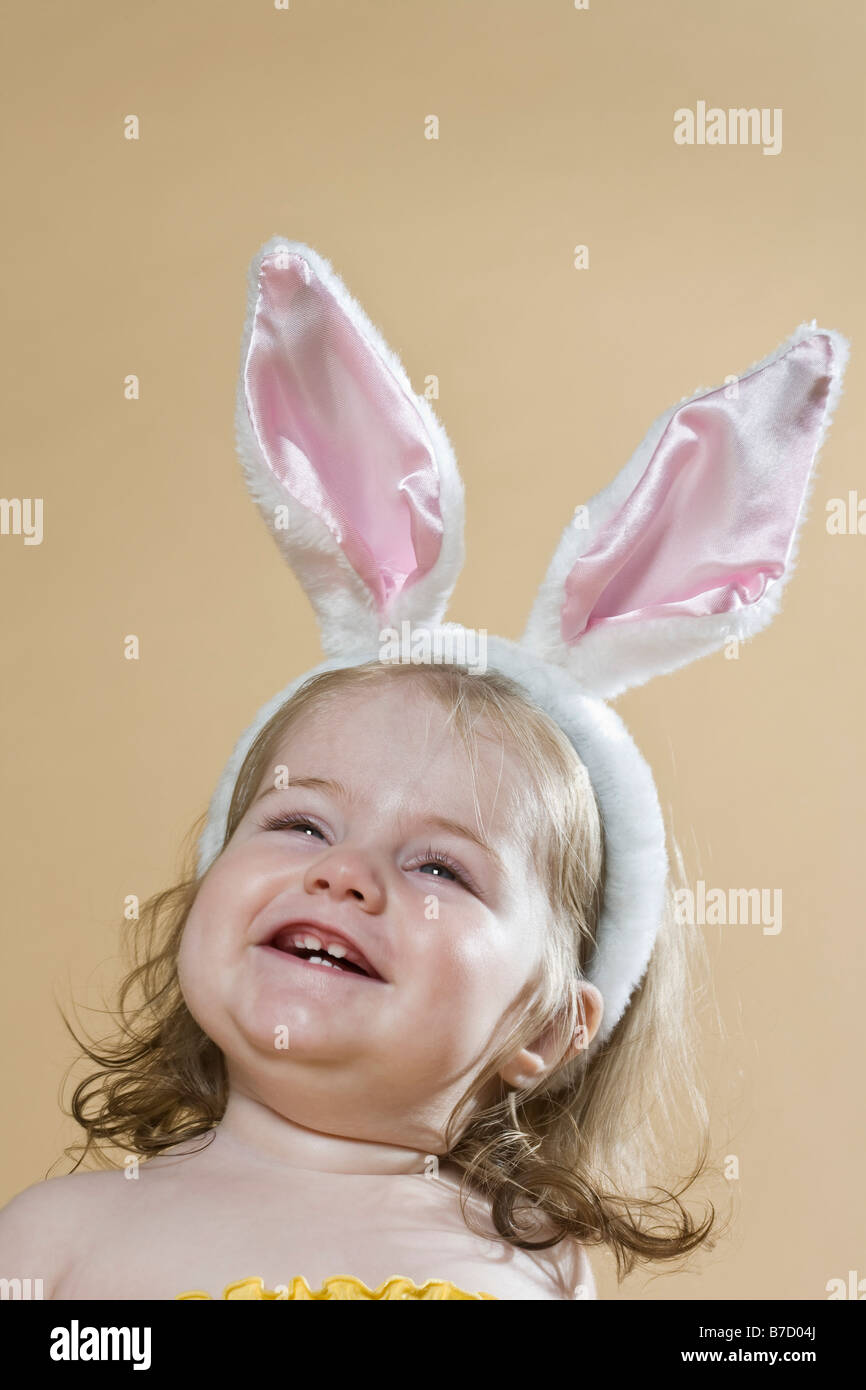 Ein junges Mädchen tragen ein Kaninchen-Ohr-Haarband Stockfoto
