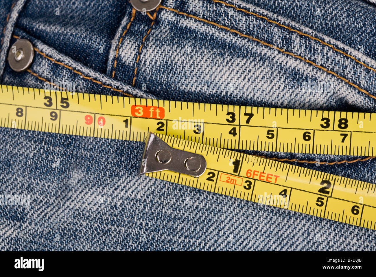 Ein Maßband um Jeans, extreme Nahaufnahme Stockfoto