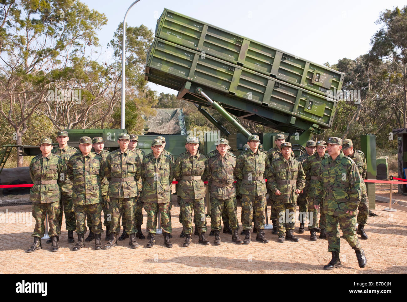 Gruppenbild von Soldaten vor einem Tien Kung SAM, Himmel Bogen 1, Oberfläche an der Luft-Raketenwerfer, Taichung, Taiwan Stockfoto