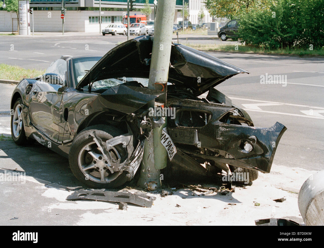 Ein Auto prallte gegen einen Laternenpfahl Stockfoto