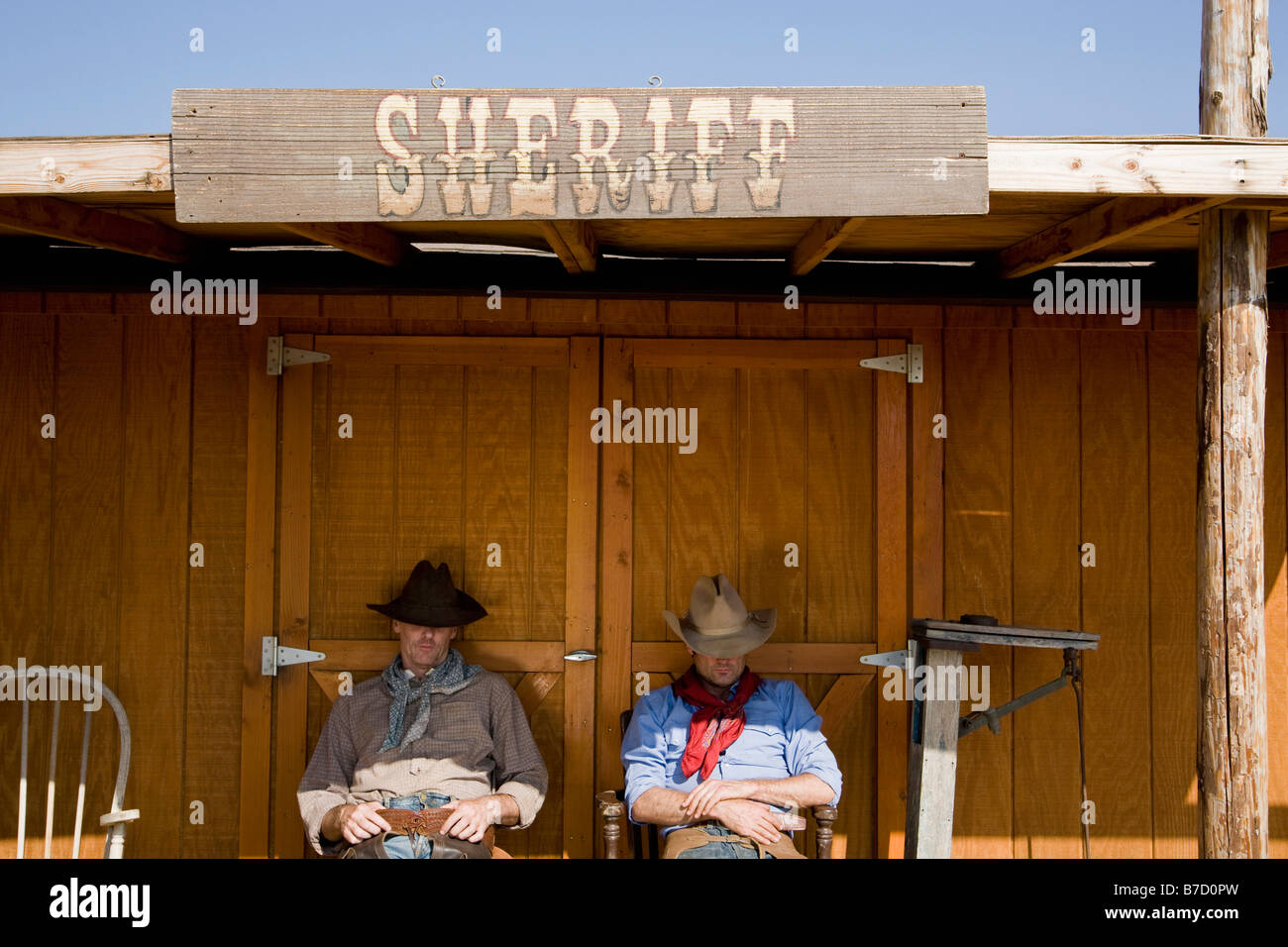 Zwei Cowboys sitzen vor dem Büro des Sheriffs Stockfoto