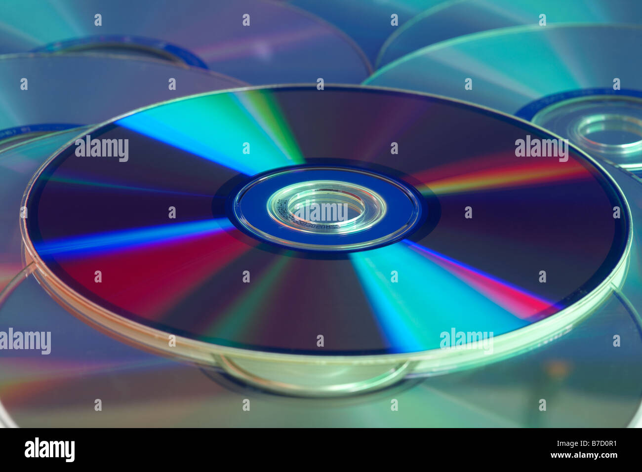 Sitzen auf einem Haufen von alten CDs DVD Stockfoto