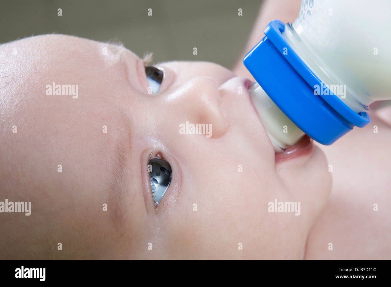 Ein Baby, eine Trinkflasche Stockfoto