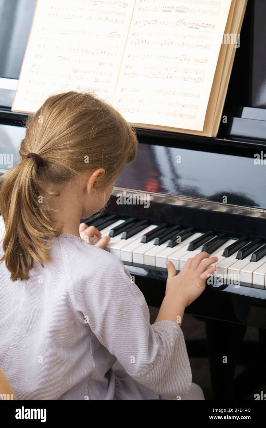 Ein junges Mädchen spielt Klavier Stockfoto