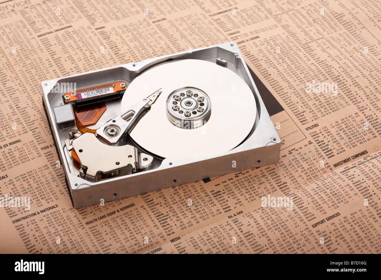 Auf einer Kopie des Konzepts "Financial Times" für IT-Computertechnologie, die Investitionen in offene Sicherheit investierte, saß eine geöffnete Computerfestplatte Stockfoto