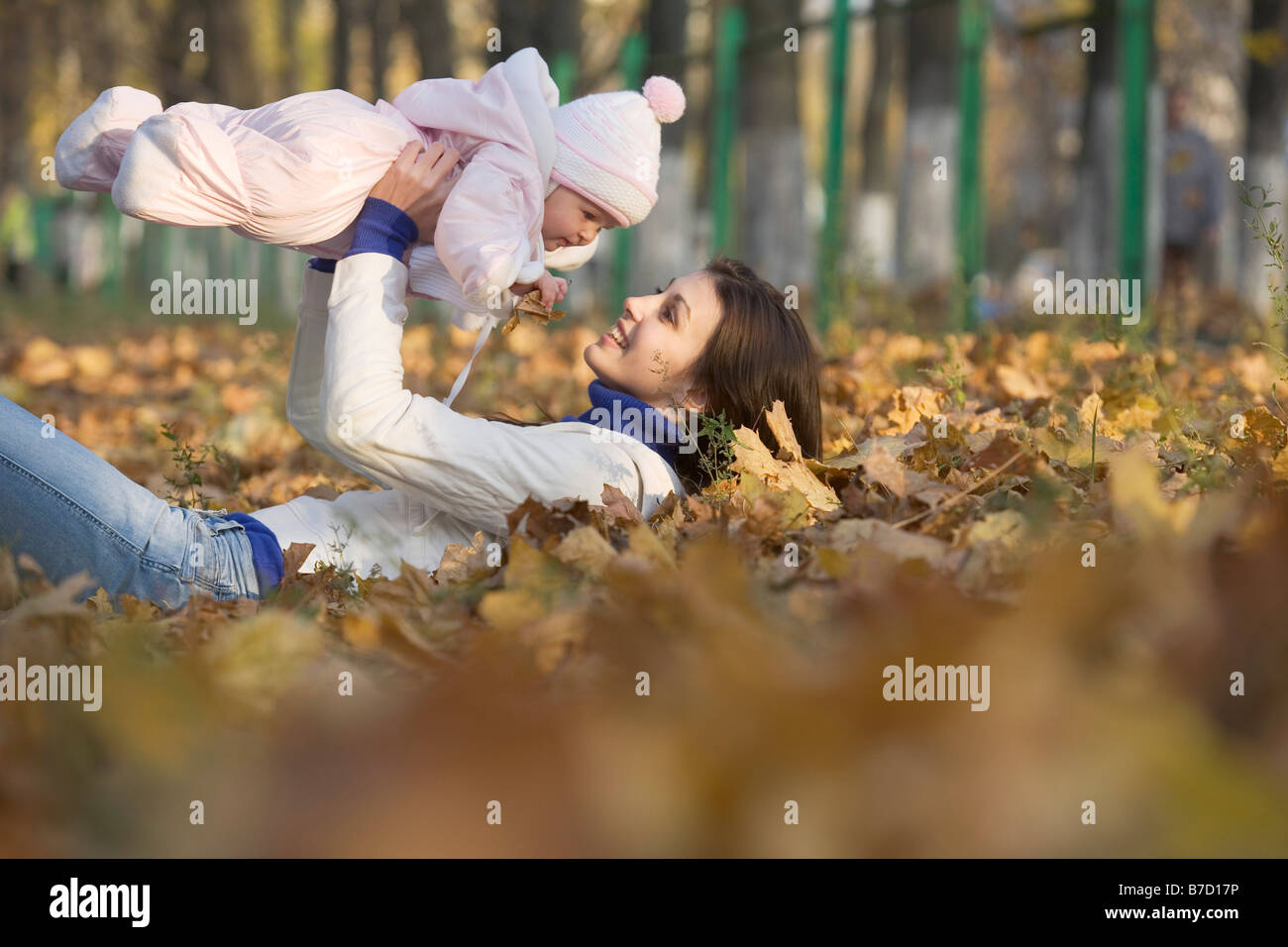 Ein junges Mädchen, hob ein Baby liegend Stockfoto