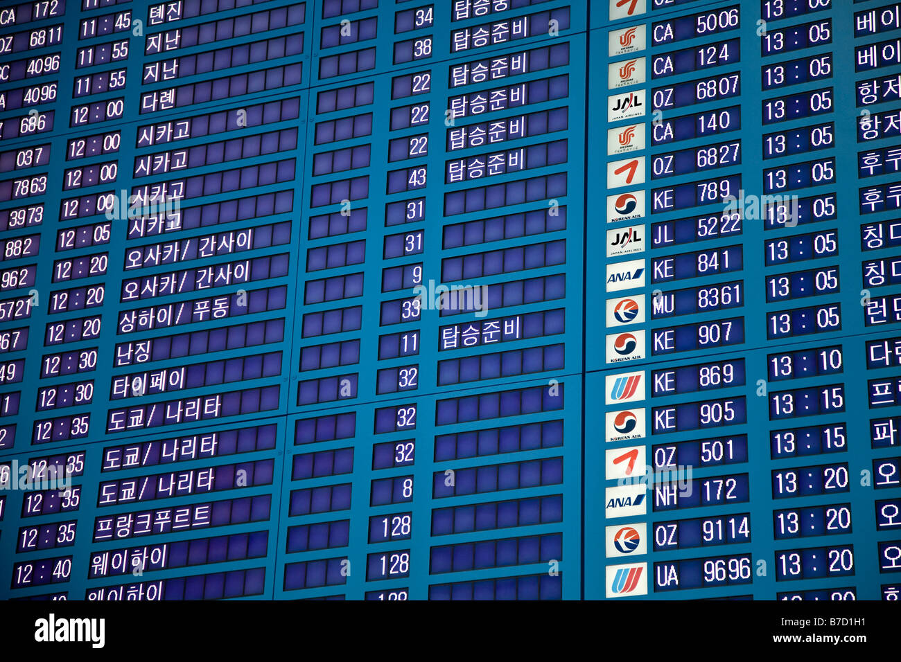 Ankunfts- und Abfahrtstafel in Seoul Flughafen Stockfoto