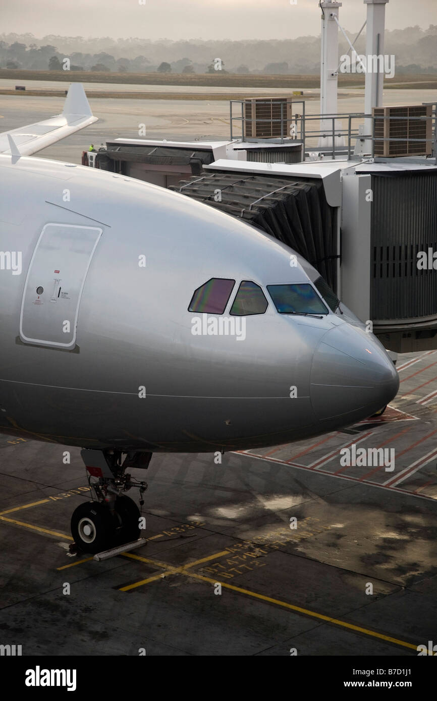 Ein Flugzeug parkte neben einer Fluggastbrücke Stockfoto