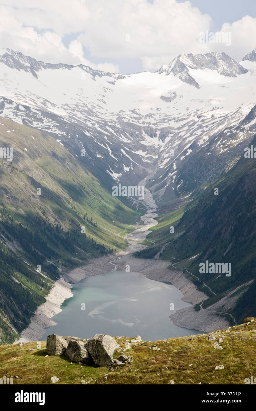 Ausblick auf ein Tal und Reservoir in den österreichischen Alpen Stockfoto