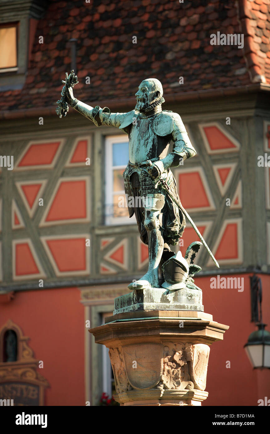 FONTAINE DANS LE CENTRE VILLE DE COLMAR ELSASS Stockfoto