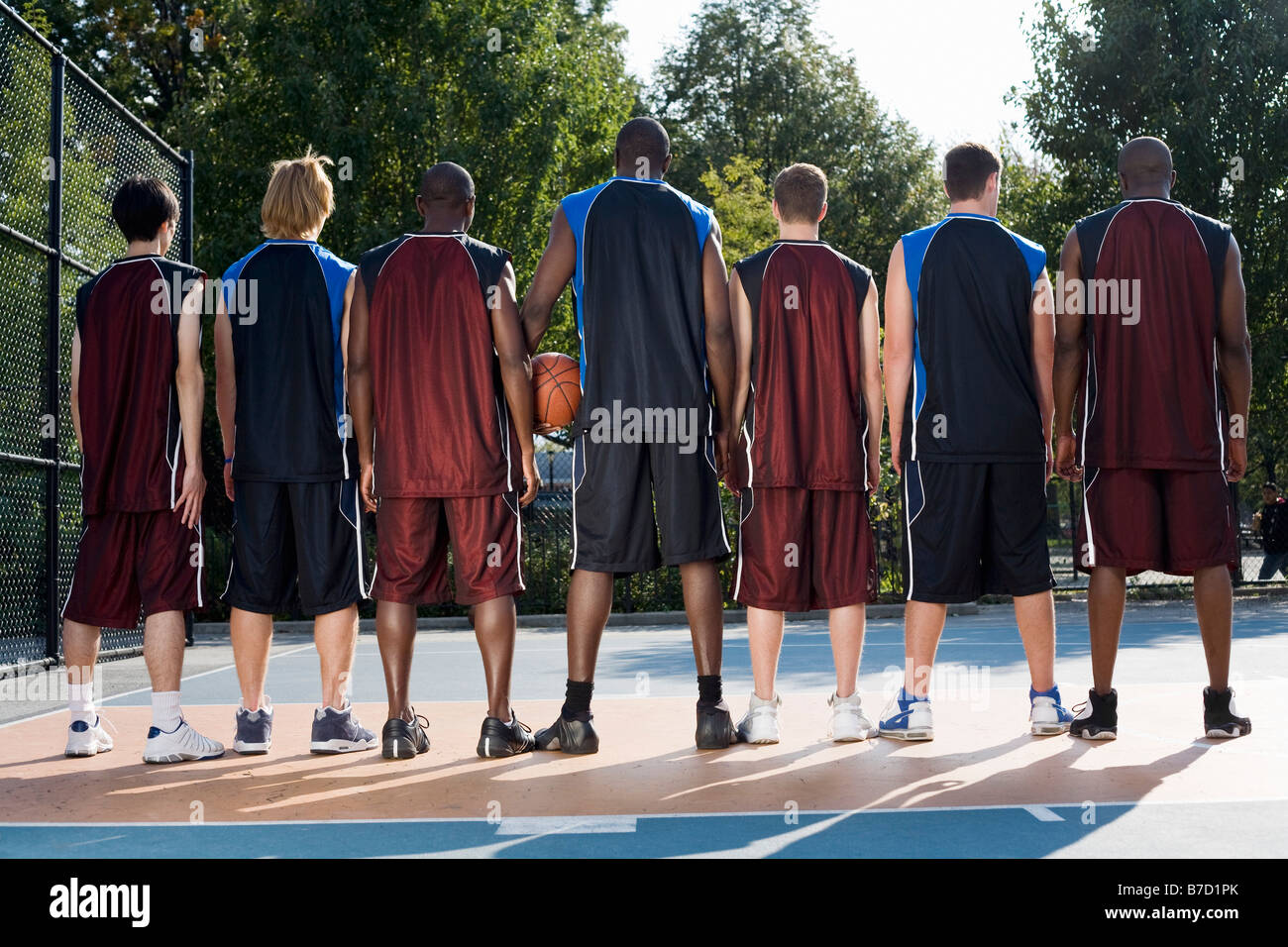 Sieben Basketball-Spieler in einer Reihe Stockfoto