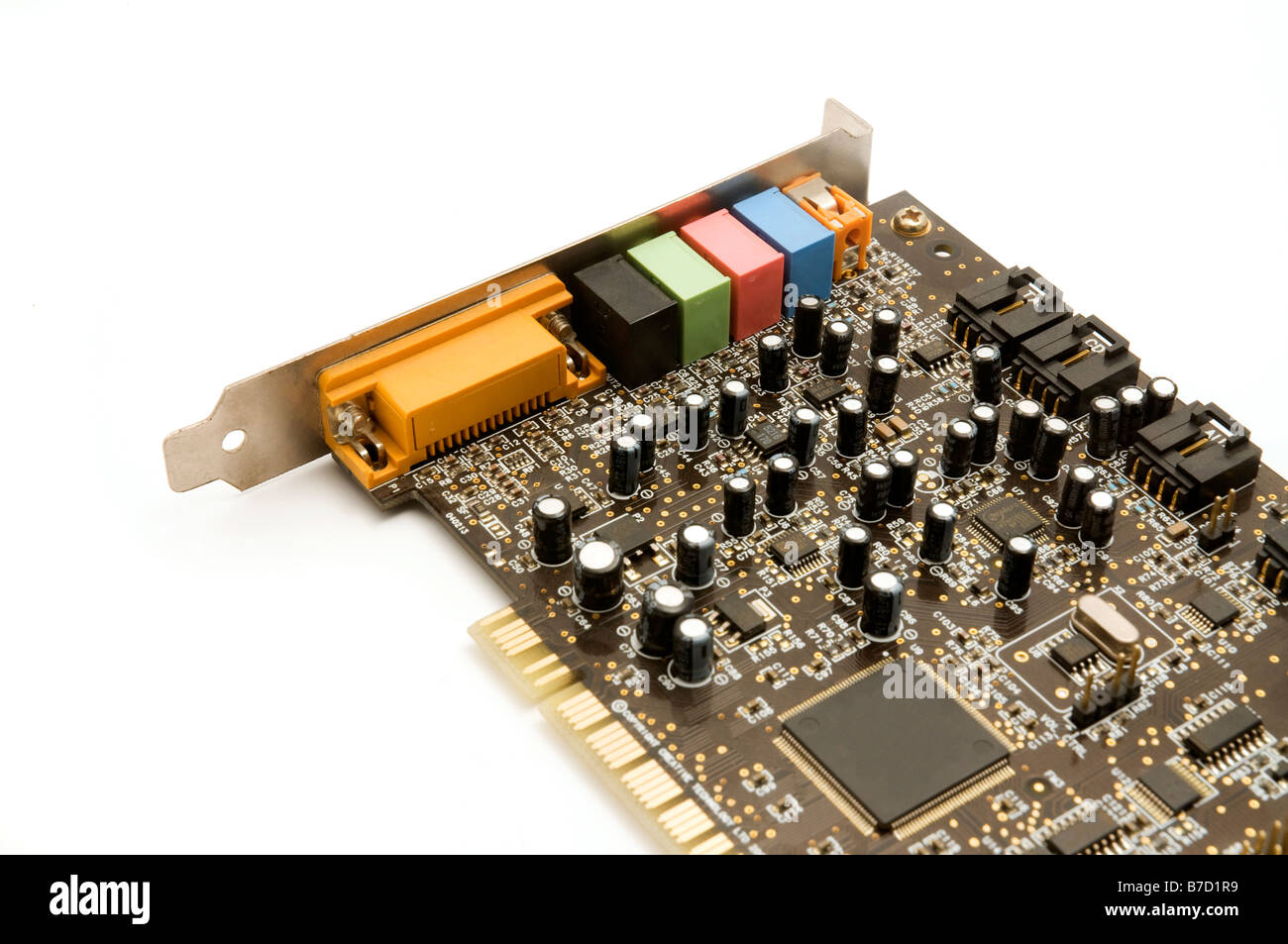 Alte Computer-Soundkarte auf weißem Hintergrund Stockfoto