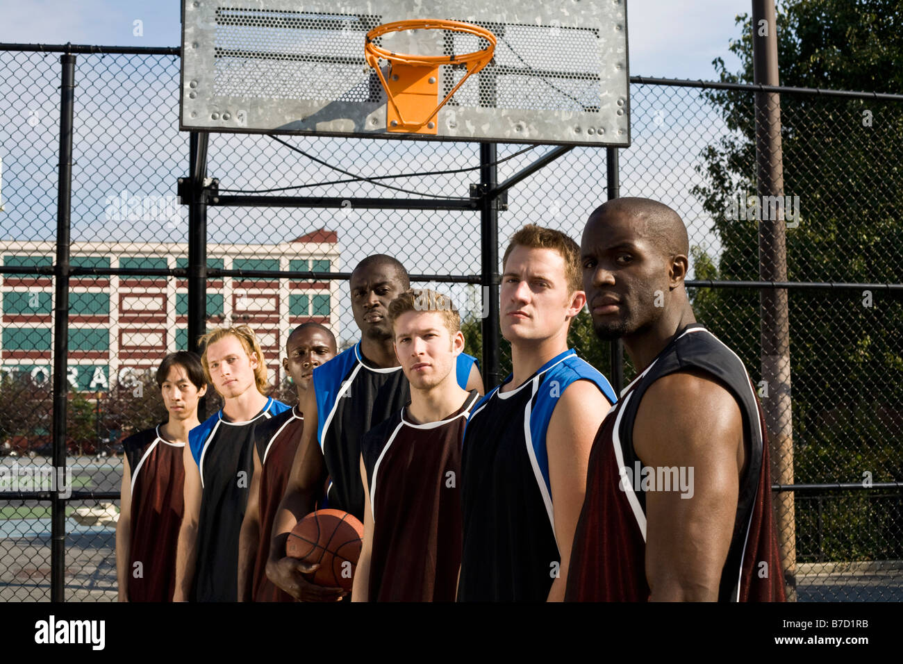 Sieben Basketball-Spieler in einer Reihe Stockfoto