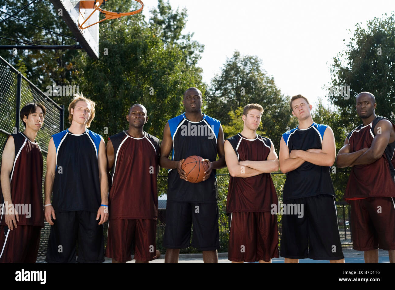 Sieben Basketball-Spieler in einer Reihe Stockfoto