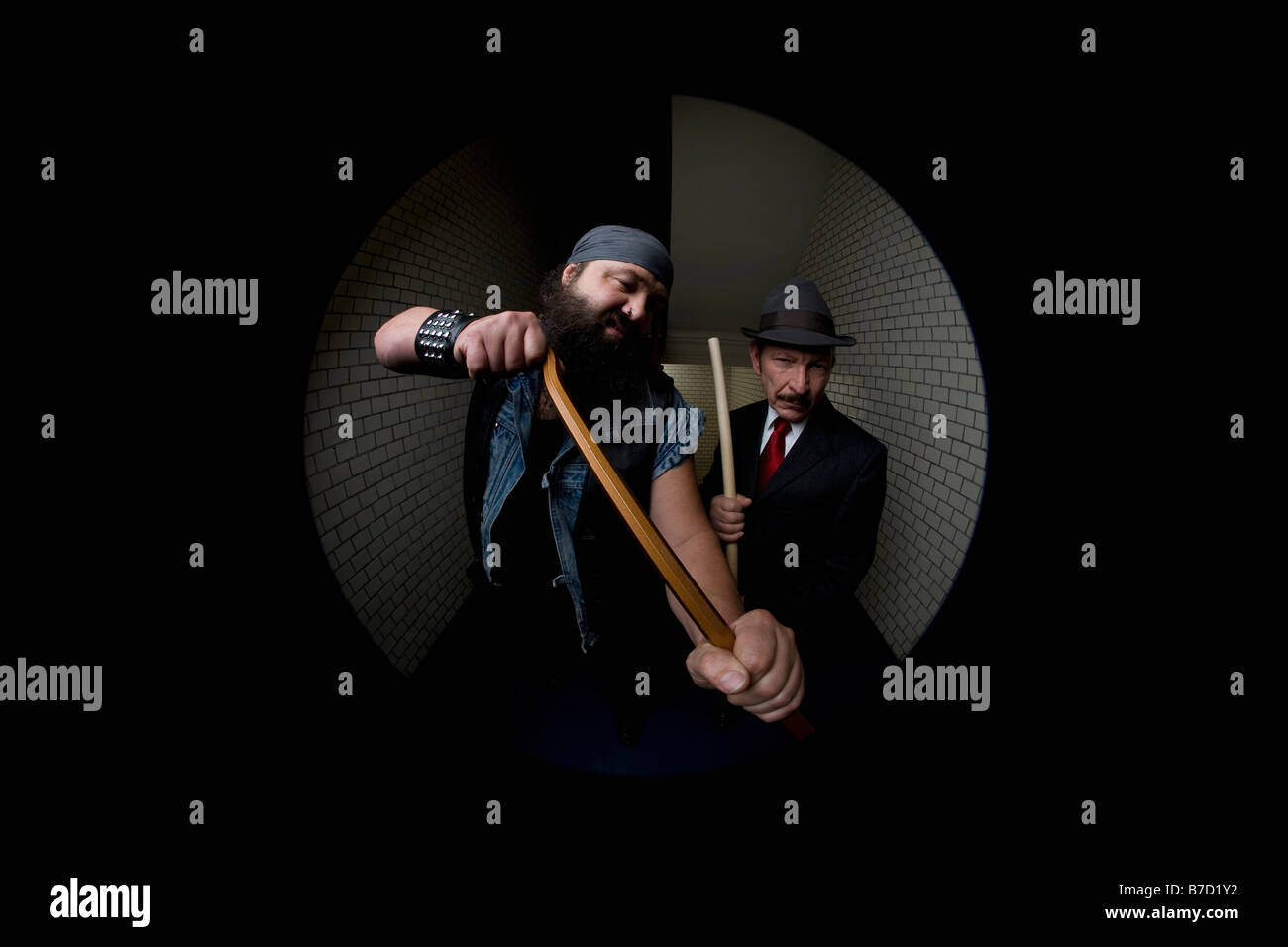 Ein Mafia-Boss und sein Leibwächter, angezeigt durch ein Guckloch Stockfoto