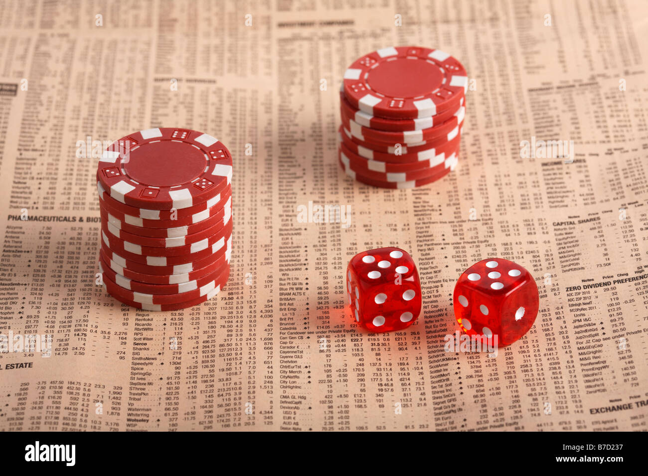 Stapel von Pokerchips und Würfelpaaren, die auf den Aktieninformationen in einer Kopie des Finanzzeitkonzepts des Glücksspiels auf den Aktienmärkten sitzen Stockfoto