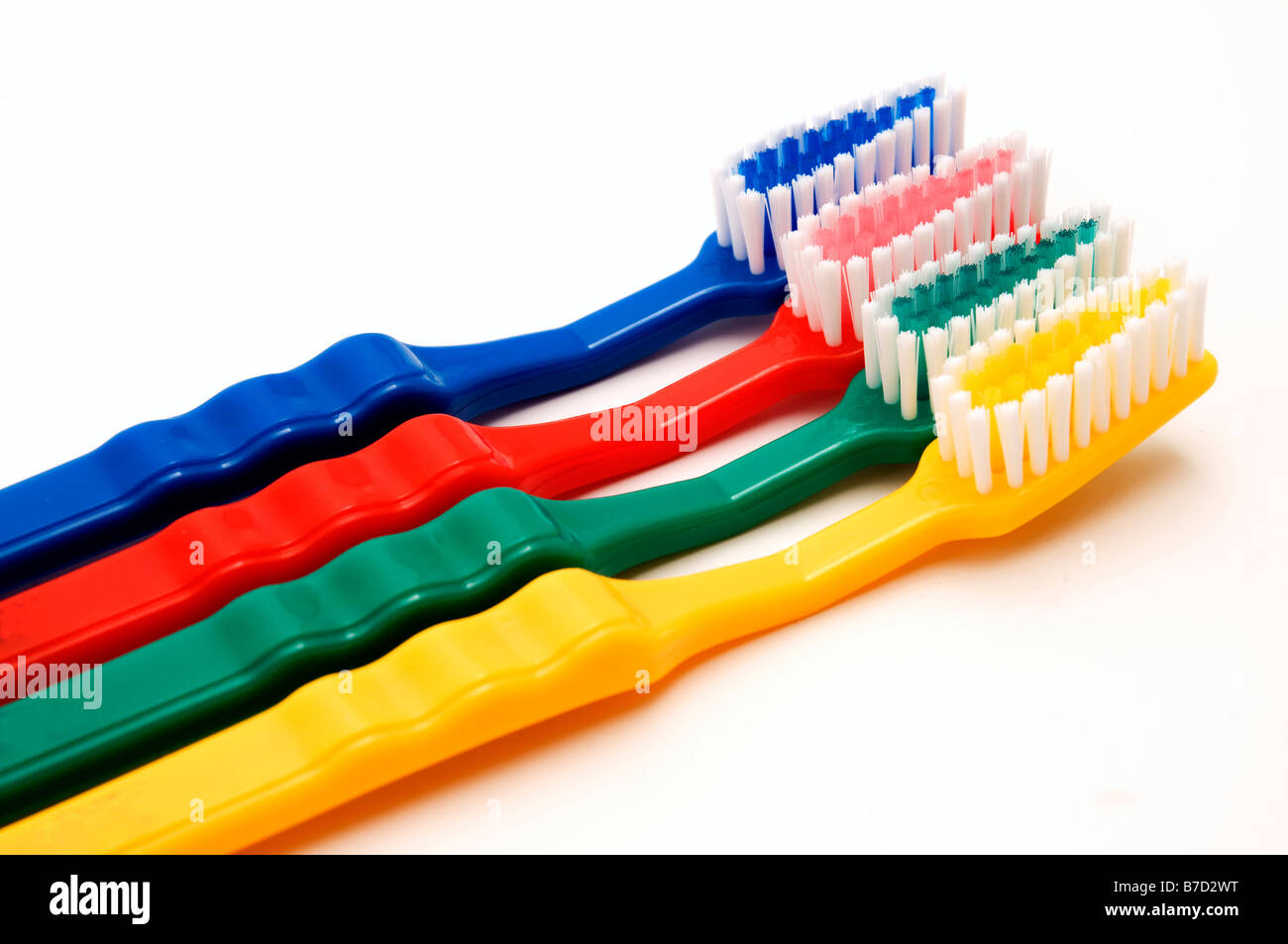 Bunte Zahnbürsten auf weißem Hintergrund Stockfoto