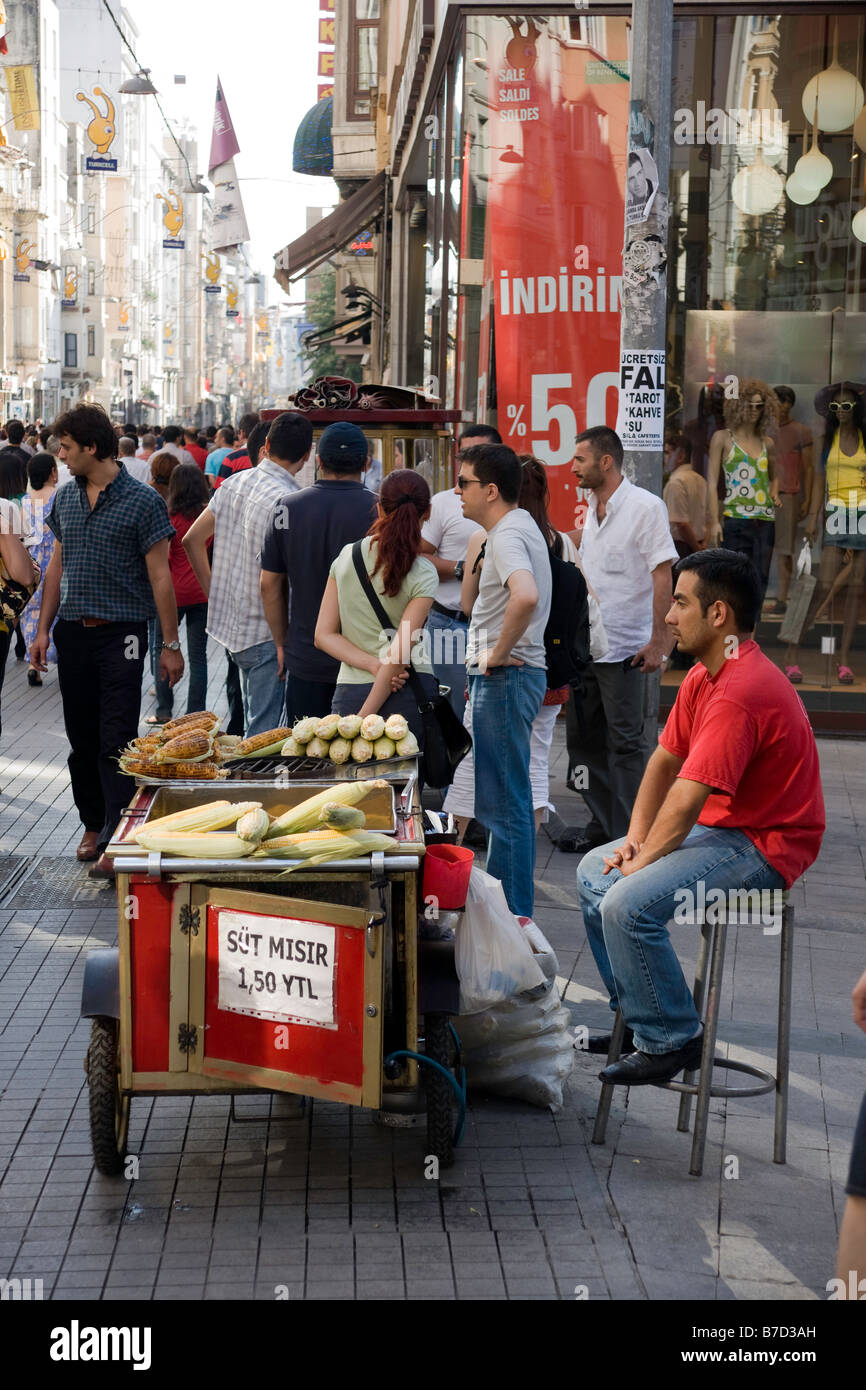 Zuckermais Verkäufer auf İstiklal Avenue im Stadtteil Beyoğlu von Istanbul, Türkei Stockfoto
