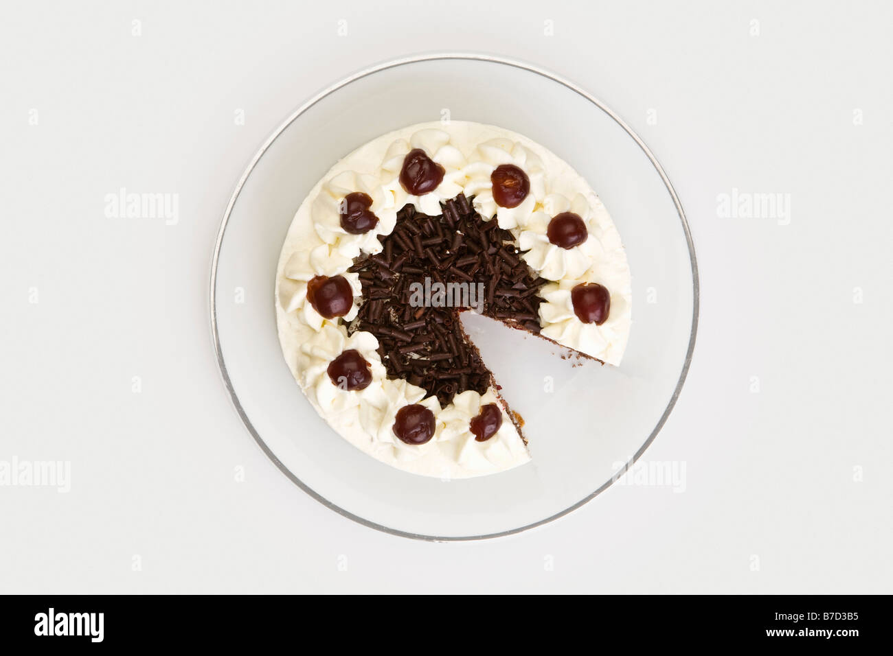 Ein Kuchen auf einem Teller mit einer Scheibe fehlt Stockfoto