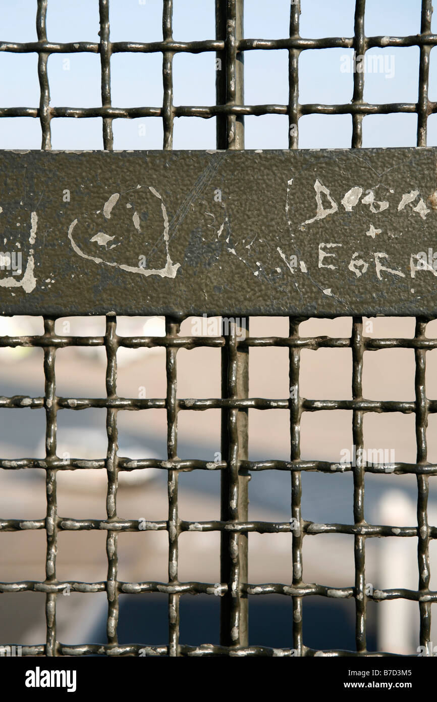 Graffiti in einem Metallzaun zerkratzt Stockfoto