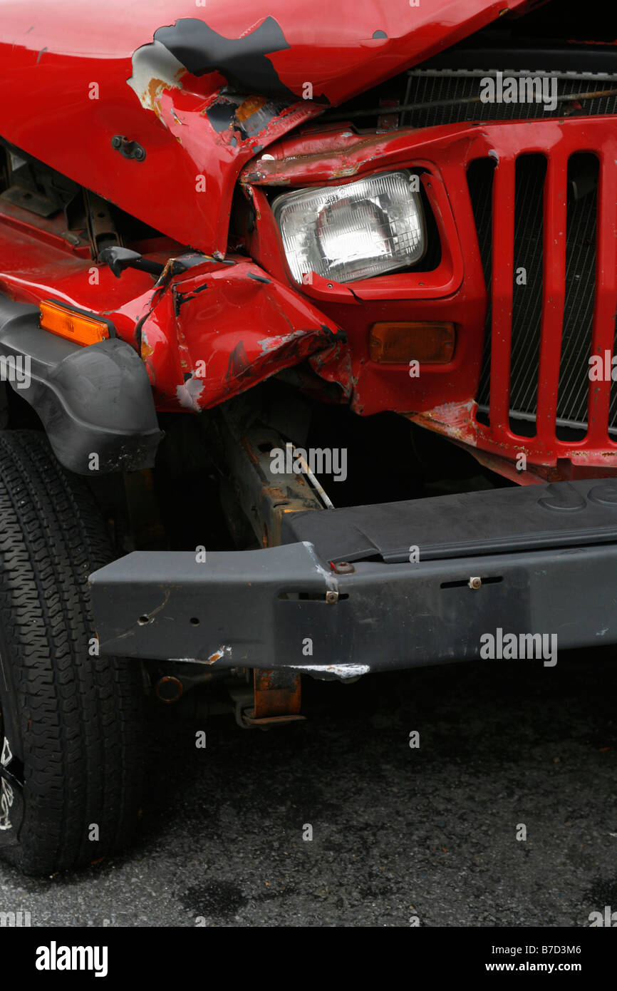 Teil eines roten LKW in einen Unfall zerquetscht Stockfoto