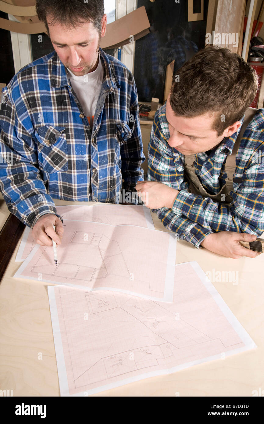 Zwei Schreiner Pläne zu besprechen Stockfoto