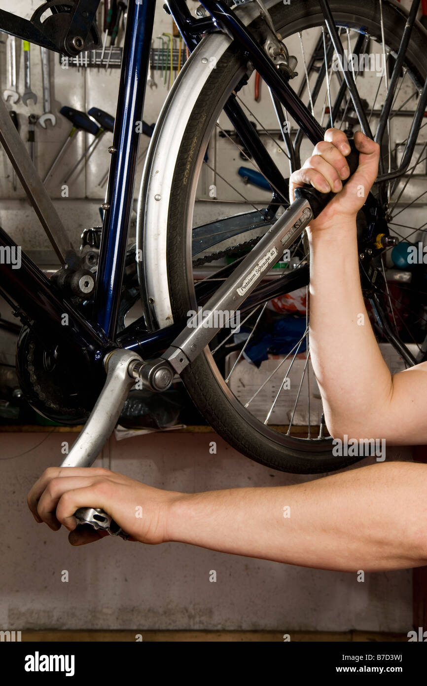 Detail eines Mannes, ein Fahrrad zu reparieren Stockfoto