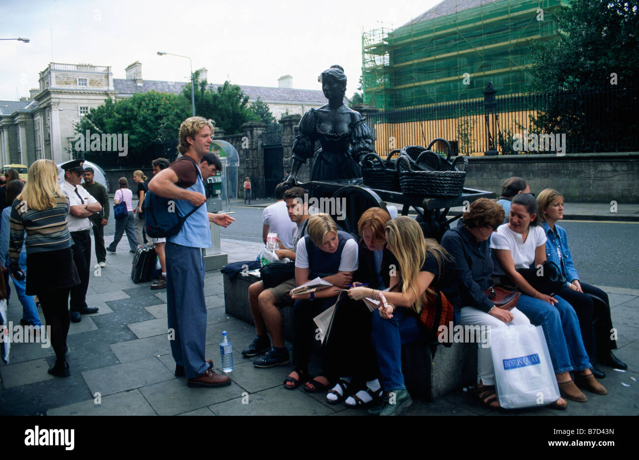 Grafton Street College Green End Statue von Molly Malone Menschen DUBLIN Irland Stockfoto