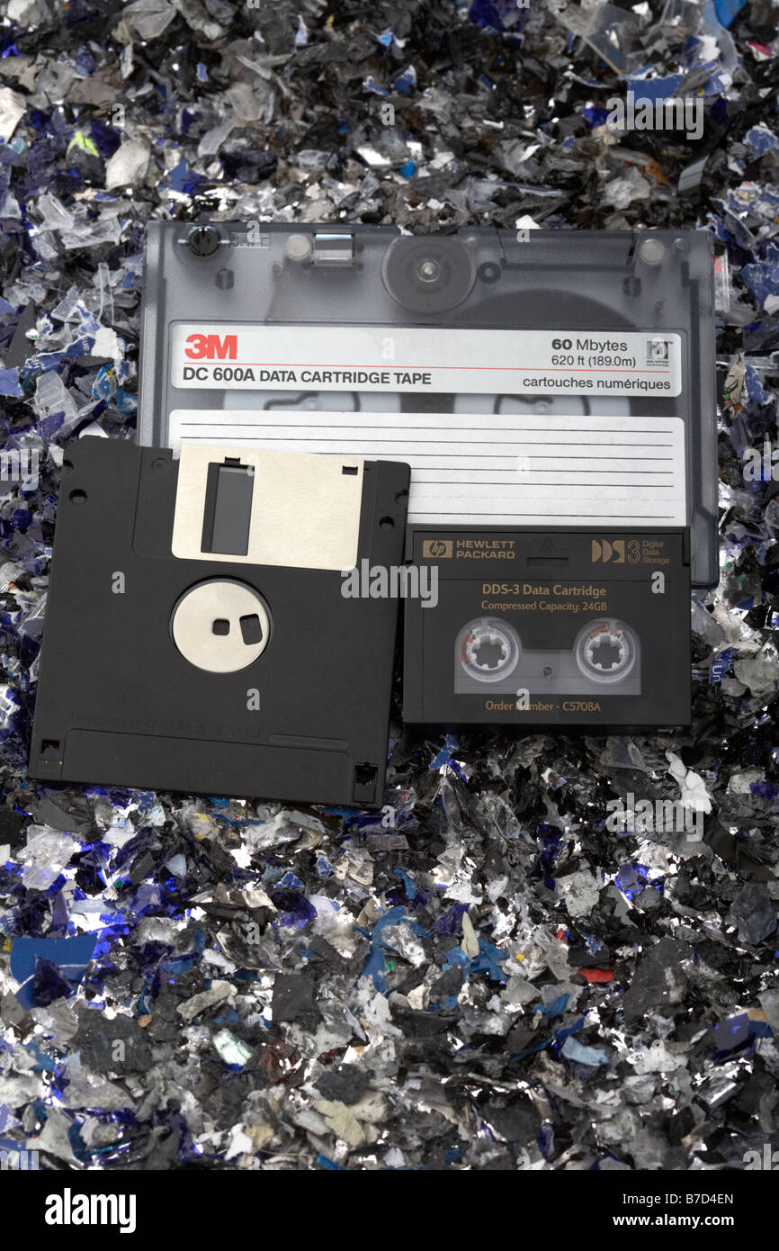 Haufen von alten Stil gemischt Magnetträger Bandkassette Dds DAT-Band und  floppy-disk auf einem Bett aus geschredderten magnetische Medien  Stockfotografie - Alamy