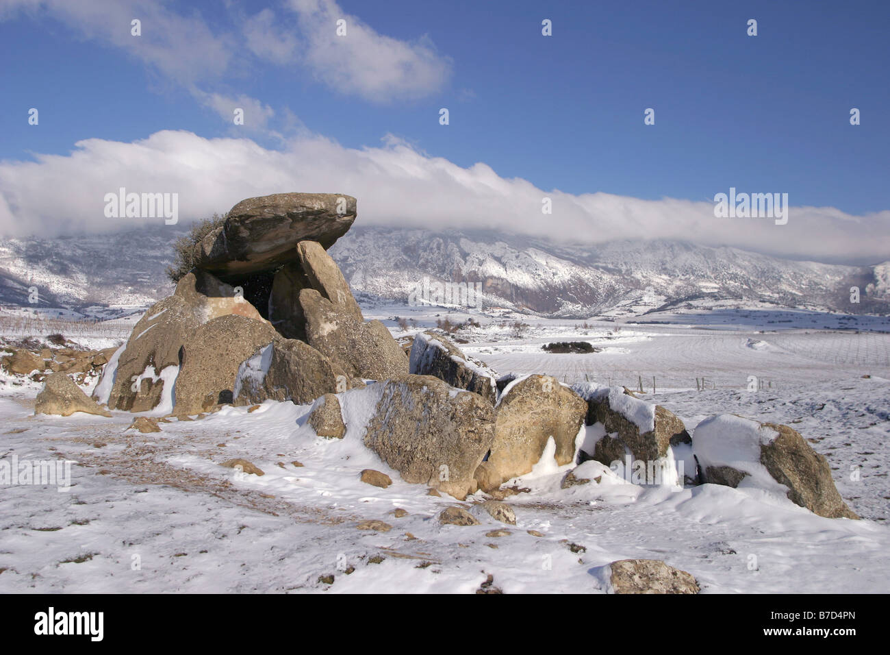 Dolmen La Hechicera Abdeckung auf Schnee Stockfoto