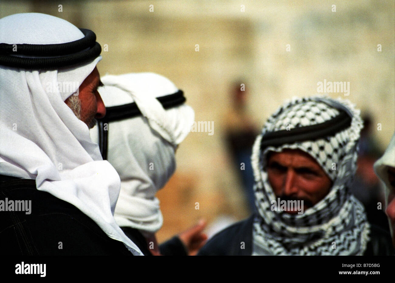 Arabische Männer tragen traditionelle Kafias - Kopfbedeckung. Stockfoto