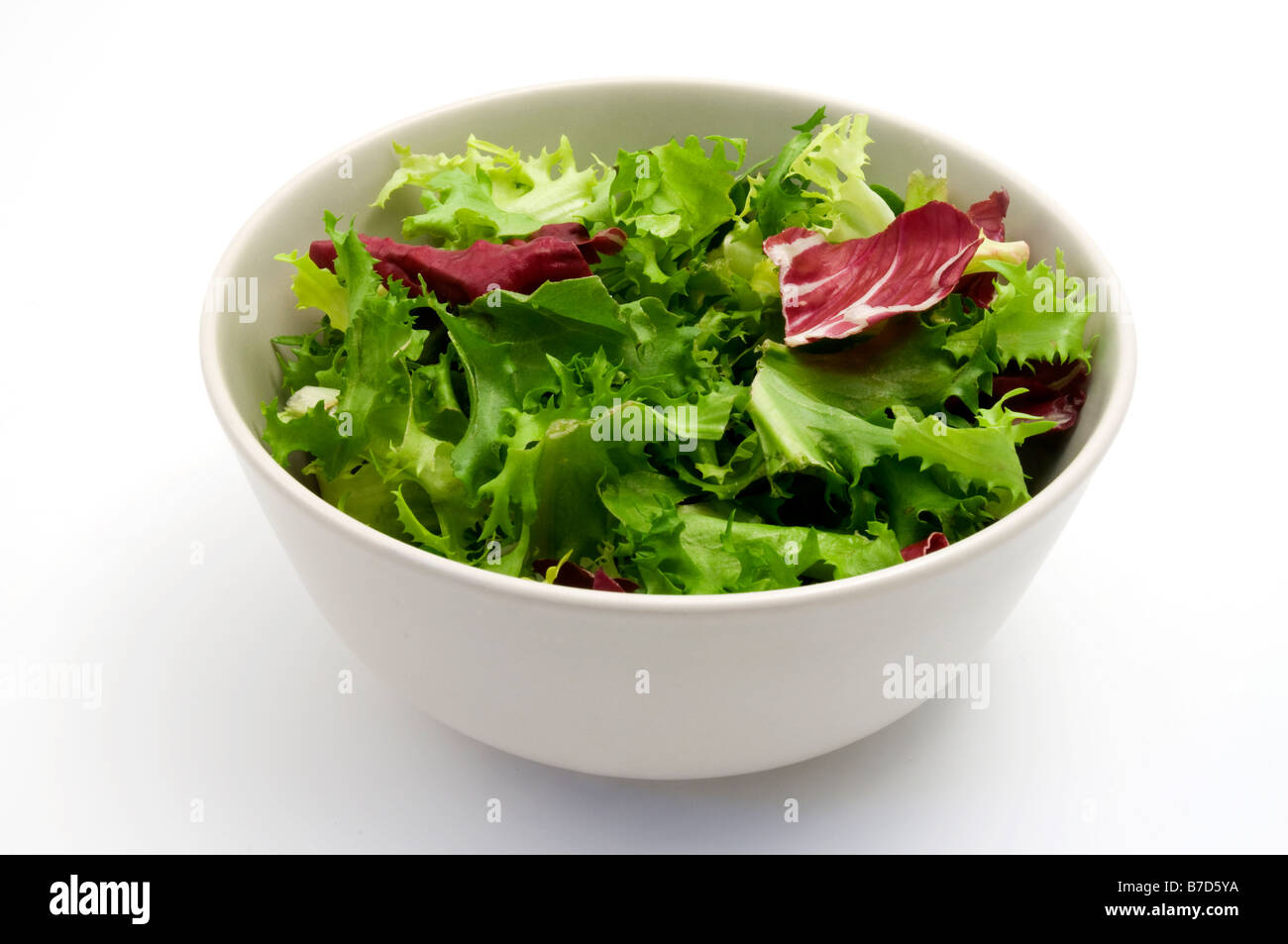 Schüssel Salat auf weißem Hintergrund Stockfoto