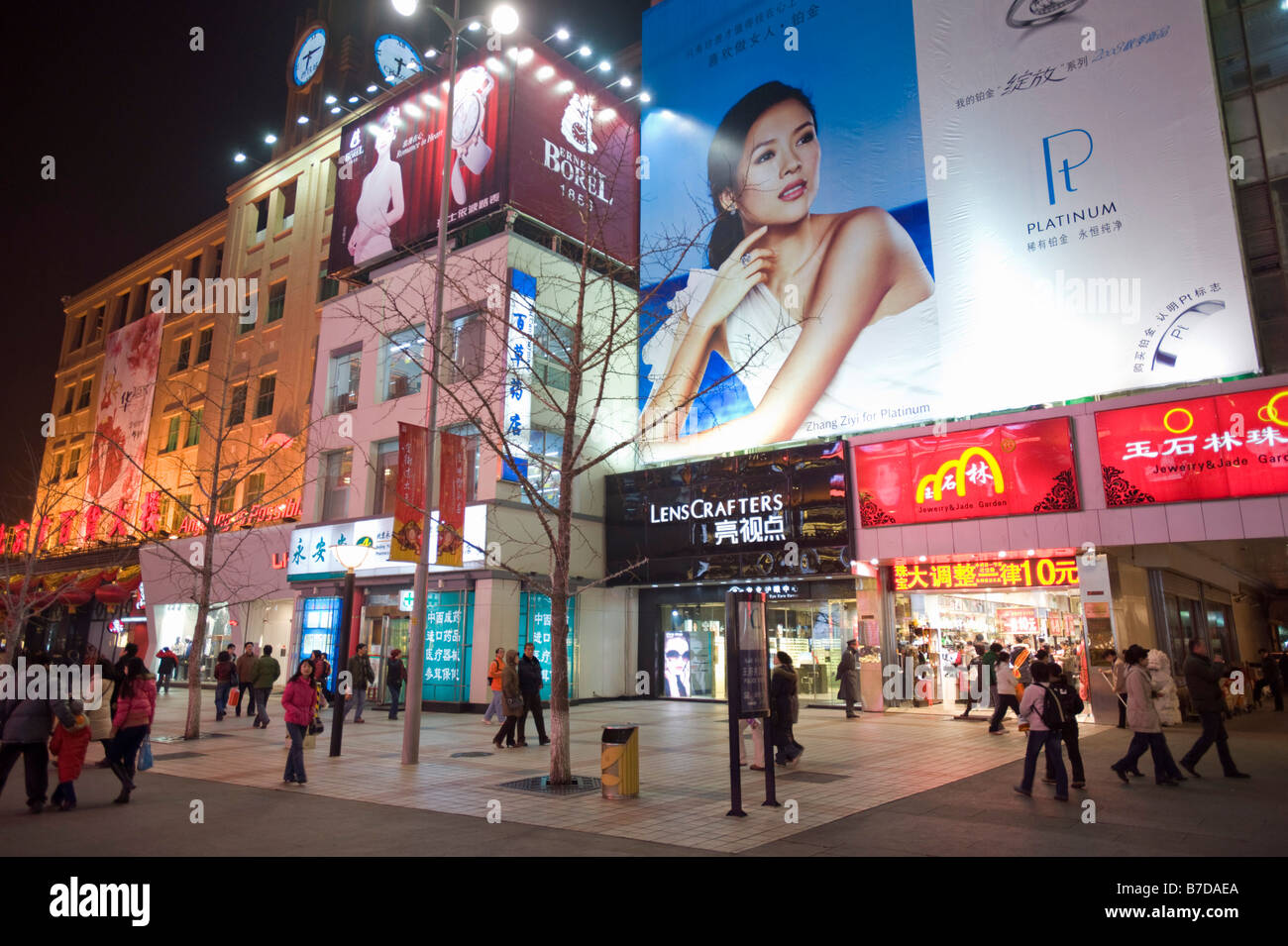Nachtansicht von Geschäften und Werbetafeln auf der wichtigsten Einkaufsstraße Wangfujing in Peking 2009 Stockfoto