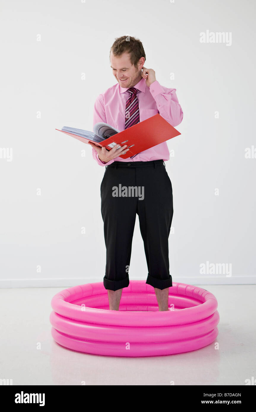 Business-Mann stehend im Planschbecken Stockfoto