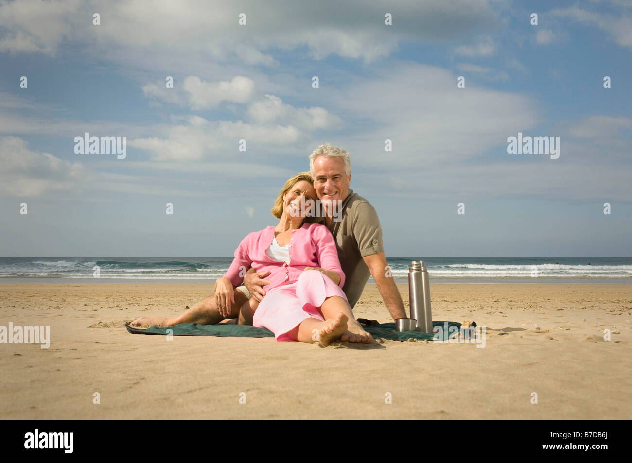 Paar am Strand saß Stockfoto