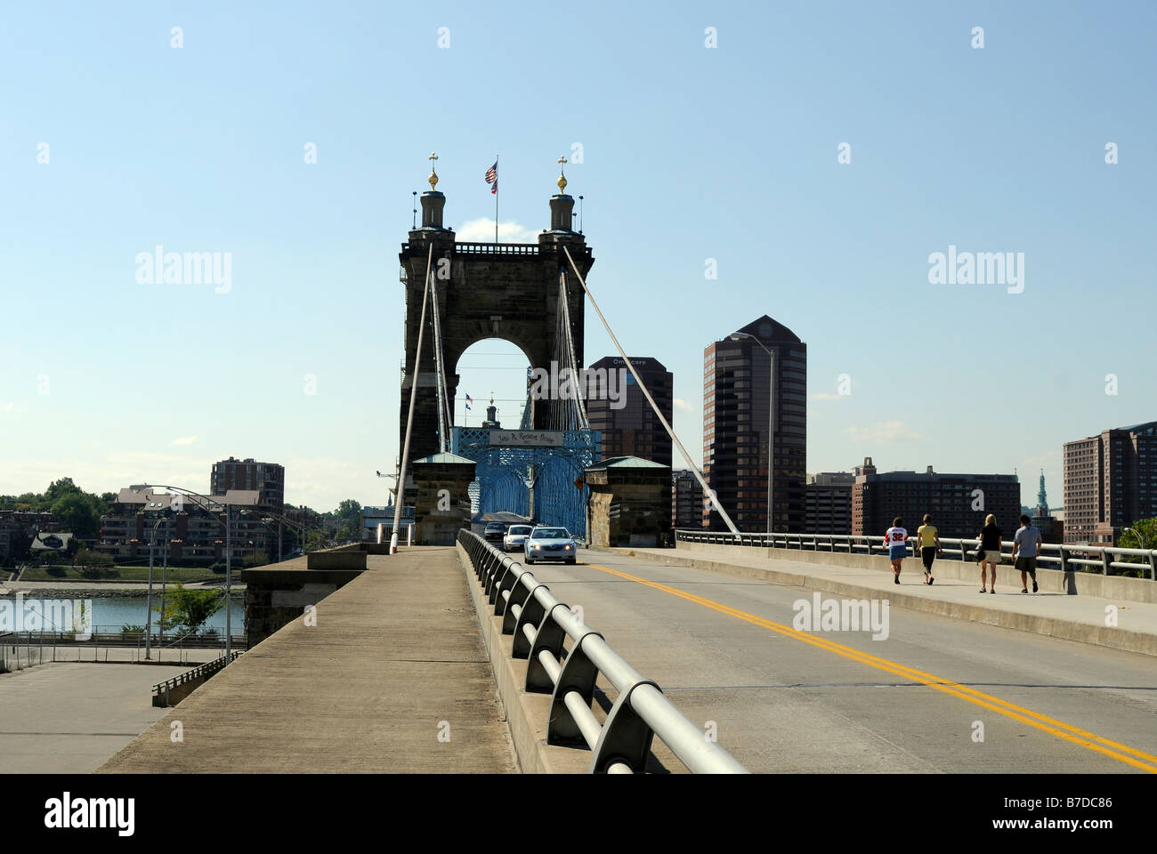 Autos und Fußgänger überqueren Sie die historische John A Roebling Brücke über den Ohio River zwischen Kentucky und Ohio Stockfoto