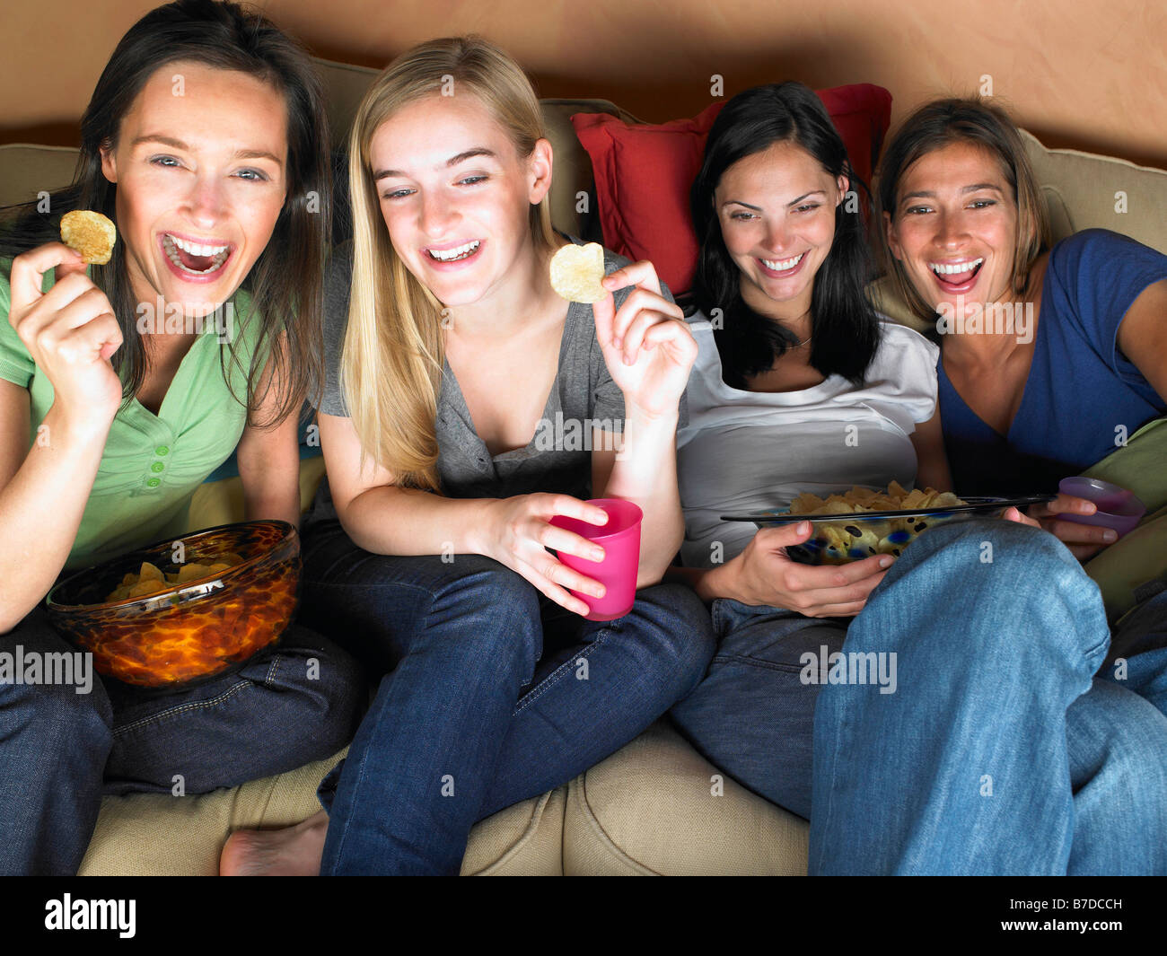 Frauen, die vor dem Fernseher Stockfoto