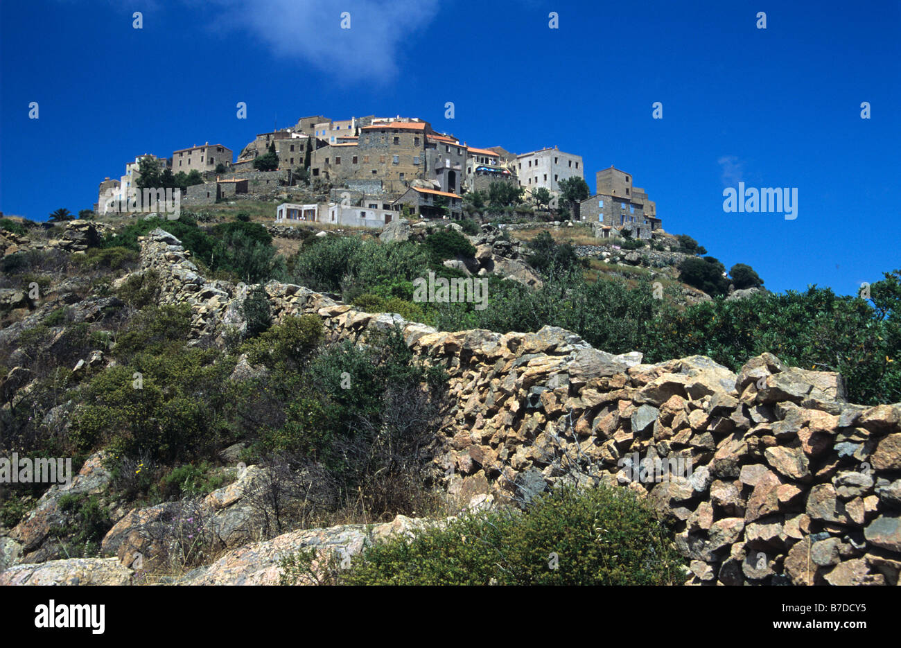 Hügel oder hochgelegene Dorf Sant' oder Heiligen Antonino und trocknen Stein Wand, Region Balagne, Korsika, Frankreich Stockfoto