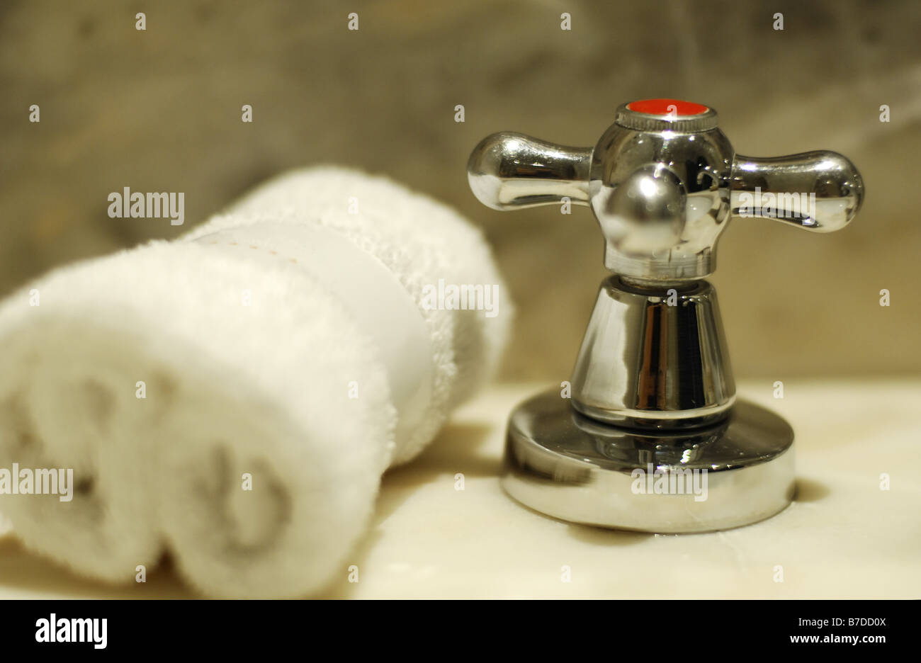 Wasserhahn in einem Marmor-Badezimmer Stockfoto