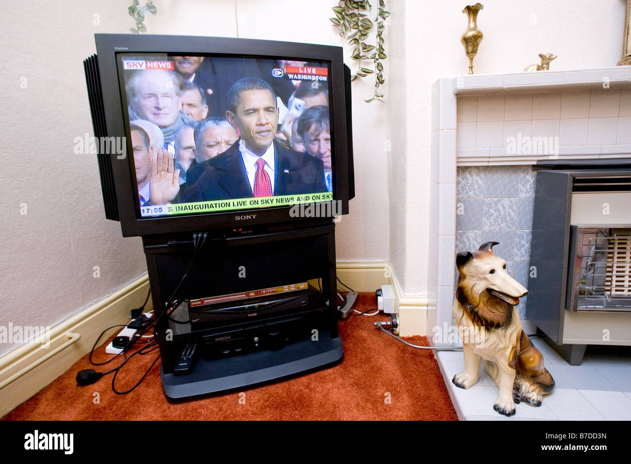 Betrachtet wird live im Fernsehen in den uk Barack Obama zum 44. US-Präsidenten vereidigt. Stockfoto