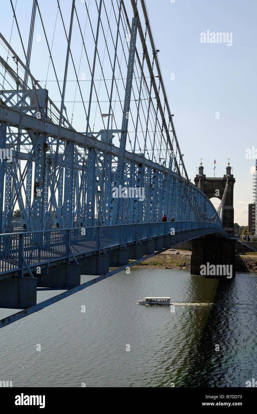 Ein Ausflugsschiff am Ohio River verläuft unter der John-A-Roebling-Brücke in Covington, Kentucky. Stockfoto