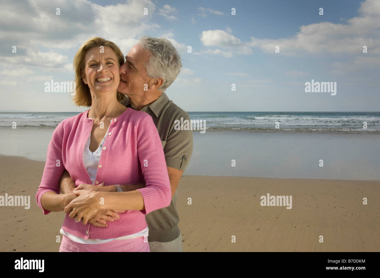 Paar am Strand umarmen Stockfoto