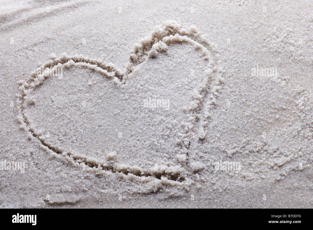 Herz im Sand mit textfreiraum gezeichnet Stockfoto