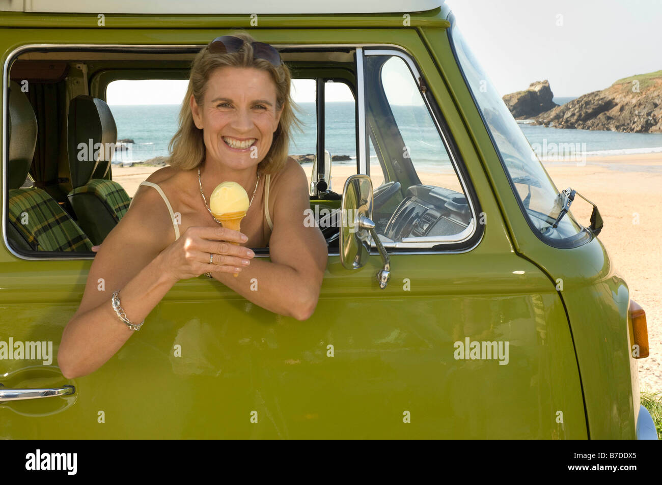 Frau saß im Wohnmobil mit Eis Stockfoto