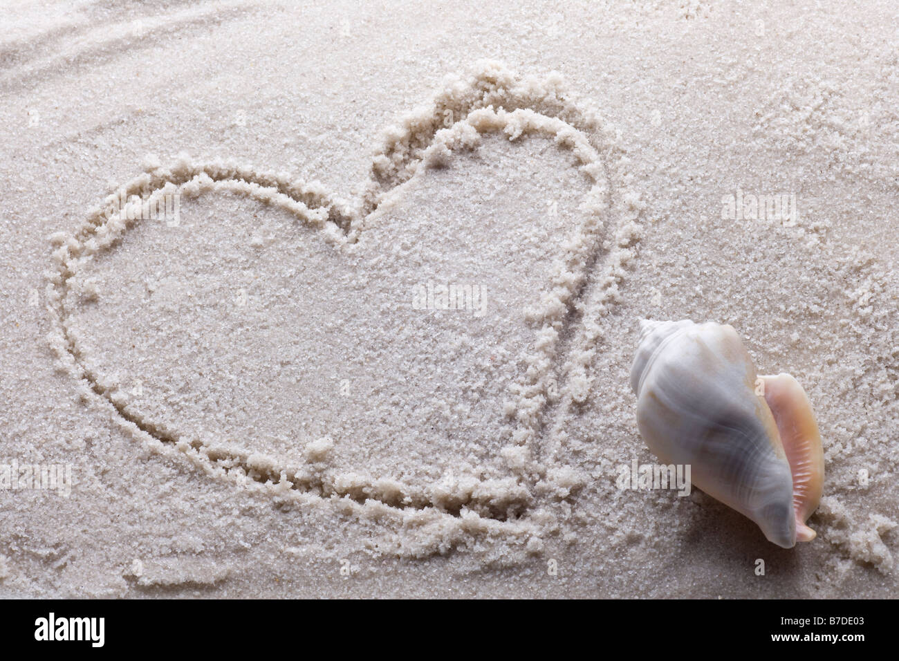 Herz im Sand mit textfreiraum gezeichnet Stockfoto