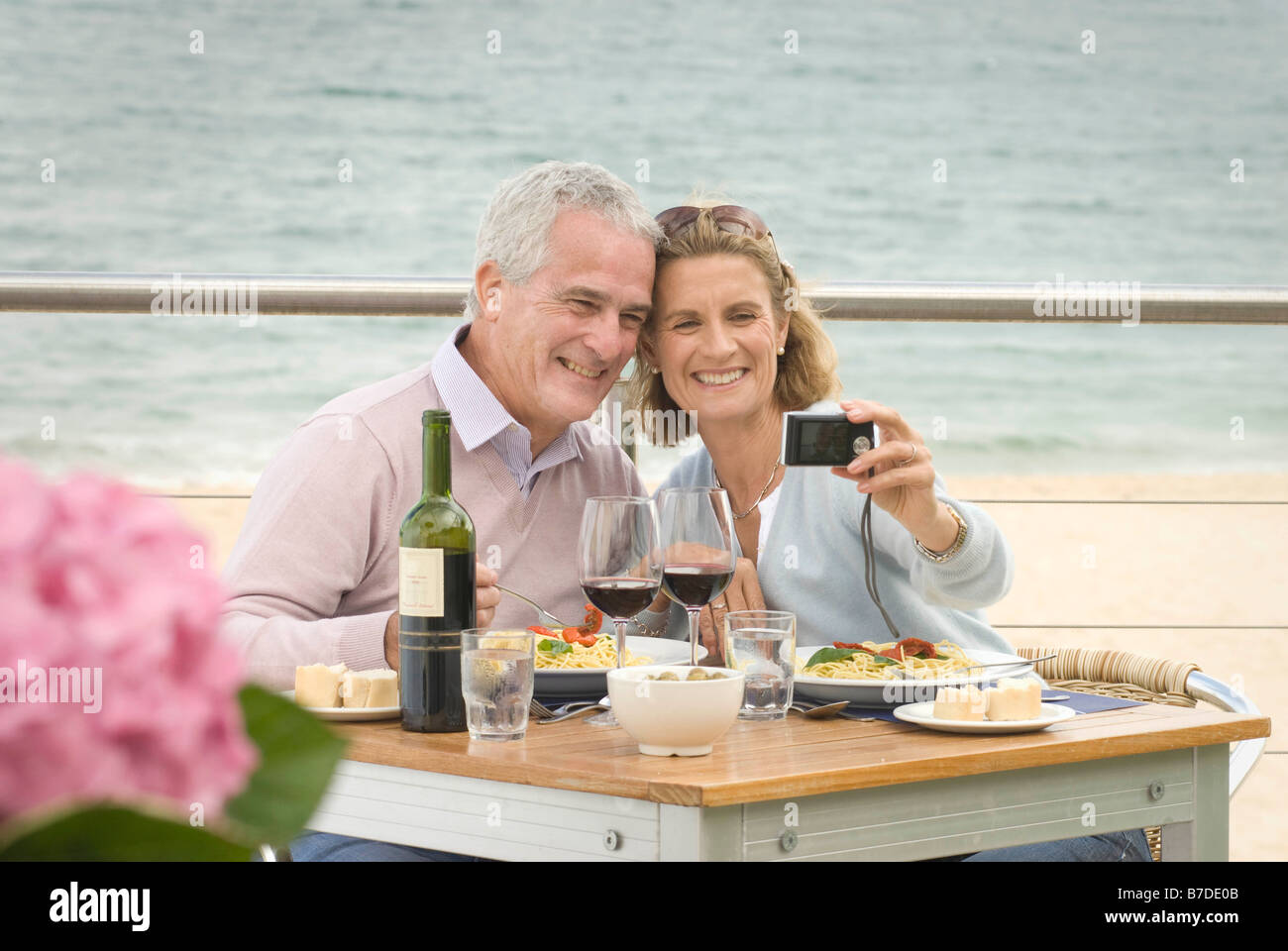 Paar, Essen im Restaurant am Meer Stockfoto