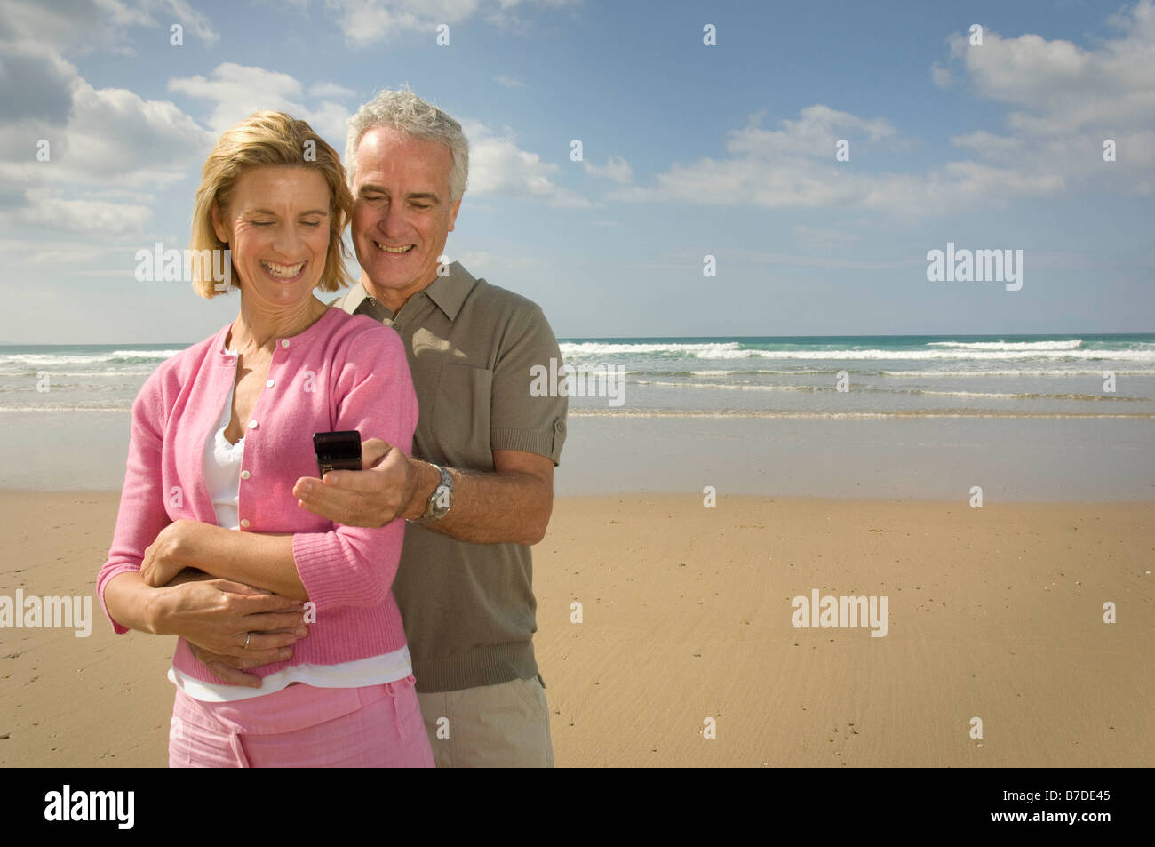 Paar am Strand umarmen Stockfoto